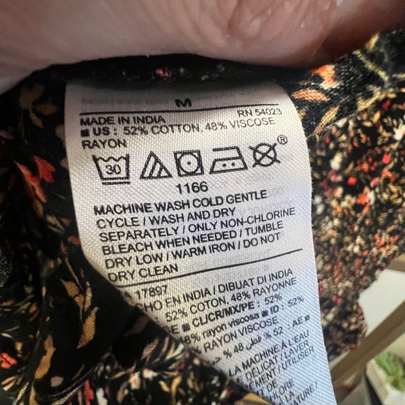 EUC Smocked Floral top - Medium - Picture 4 of 4